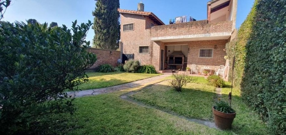 CASA EN ITUZANGÓ, 325 M2 TOTALES, 245 M2 CONST., JARDIN, BALCÓN, TERRAZA, 2 COCHERAS