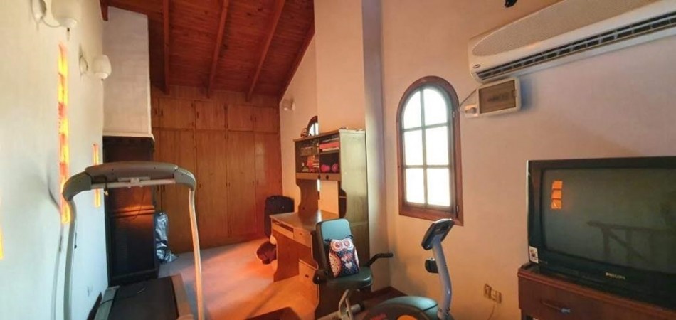 CASA EN ITUZANGÓ, 325 M2 TOTALES, 245 M2 CONST., JARDIN, BALCÓN, TERRAZA, 2 COCHERAS