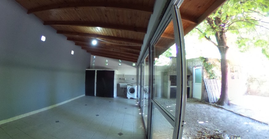 CASA EN  VILLA ARIZA ITUZAINGO NORTE, 130 M2 CONSTRUIDOS SOBRE LOTE DE 12.5 X 27.5 M2 DE CONCEPTO ABIERTO OPORTUNIDAD!