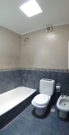 CASA EN  VILLA ARIZA ITUZAINGO NORTE, 130 M2 CONSTRUIDOS SOBRE LOTE DE 12.5 X 27.5 M2 DE CONCEPTO ABIERTO OPORTUNIDAD!