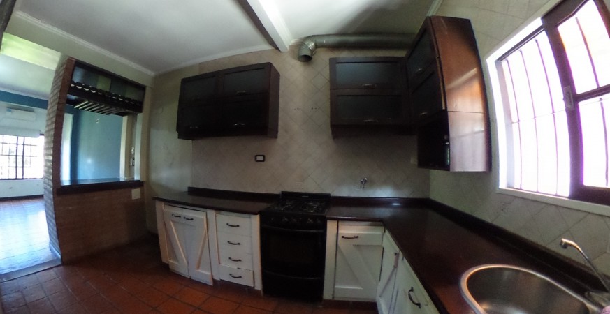 CASA EN  VILLA ARIZA ITUZAINGO NORTE, 130 M2 CONSTRUIDOS SOBRE LOTE DE 12.5 X 27.5 M2 DE CONCEPTO ABIERTO OPORTUNIDAD!