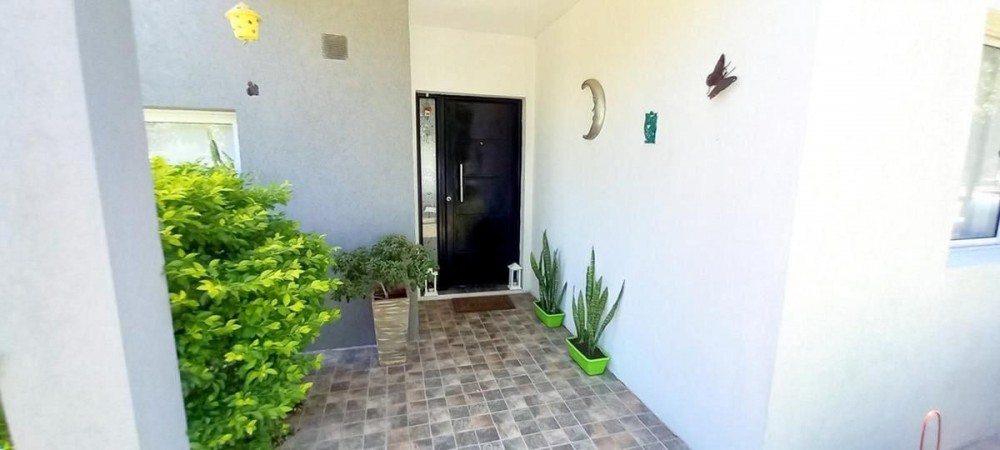 OPORTUNIDAD!! EXC. CASA EN PILAR DEL ESTE, LOTE DE 600 M2, 5 AMB, 3 DORMITORIOS, COCHERA, GALERIA