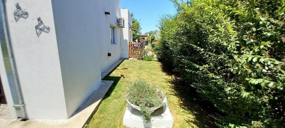 OPORTUNIDAD!! EXC. CASA EN PILAR DEL ESTE, LOTE DE 600 M2, 5 AMB, 3 DORMITORIOS, COCHERA, GALERIA