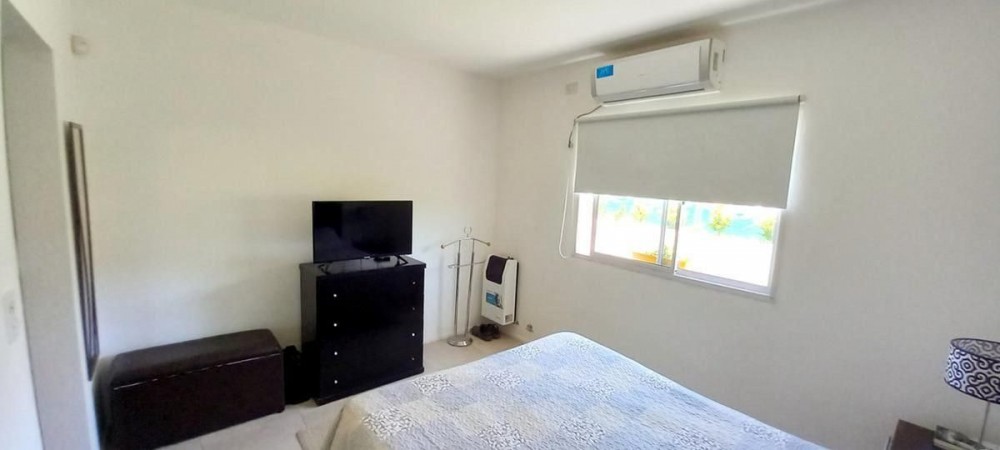 OPORTUNIDAD!! EXC. CASA EN PILAR DEL ESTE, LOTE DE 600 M2, 5 AMB, 3 DORMITORIOS, COCHERA, GALERIA