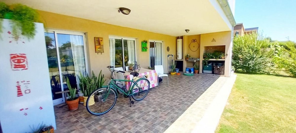 OPORTUNIDAD!! EXC. CASA EN PILAR DEL ESTE, LOTE DE 600 M2, 5 AMB, 3 DORMITORIOS, COCHERA, GALERIA