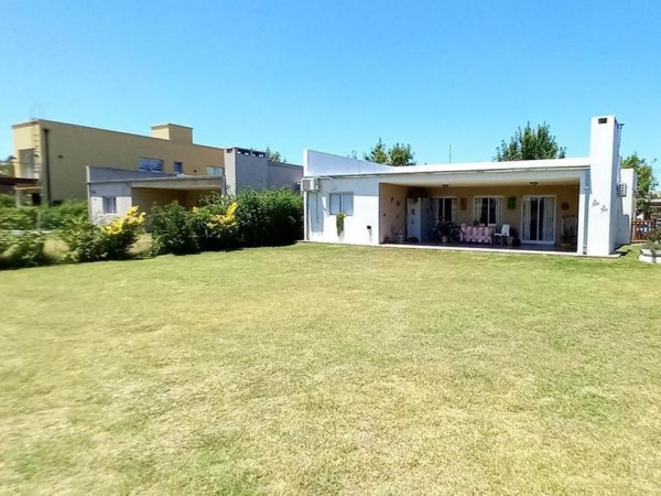 OPORTUNIDAD!! EXC. CASA EN PILAR DEL ESTE, LOTE DE 600 M2, 5 AMB, 3 DORMITORIOS, COCHERA, GALERIA