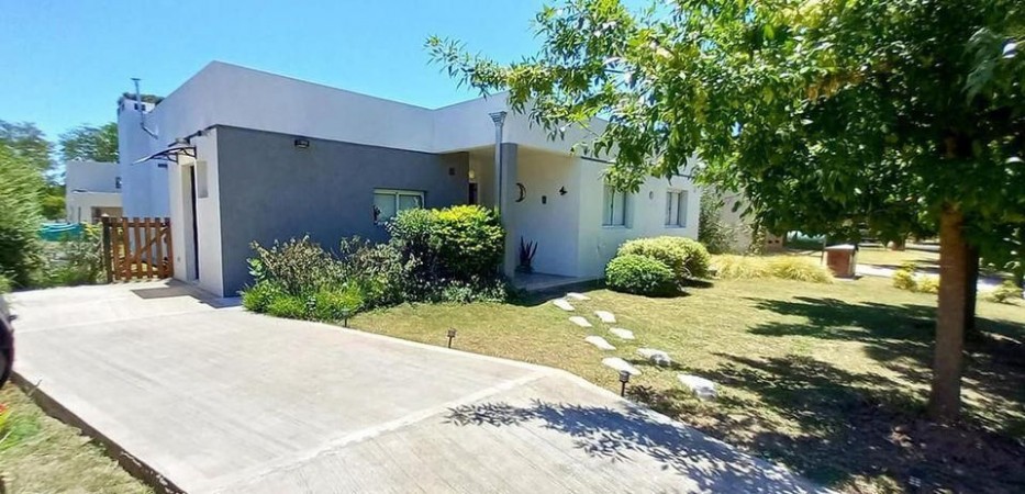 OPORTUNIDAD!! EXC. CASA EN PILAR DEL ESTE, LOTE DE 600 M2, 5 AMB, 3 DORMITORIOS, COCHERA, GALERIA