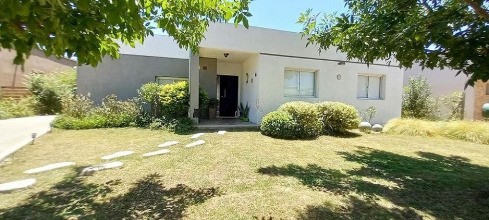 OPORTUNIDAD!! EXC. CASA EN PILAR DEL ESTE, LOTE DE 600 M2, 5 AMB, 3 DORMITORIOS, COCHERA, GALERIA