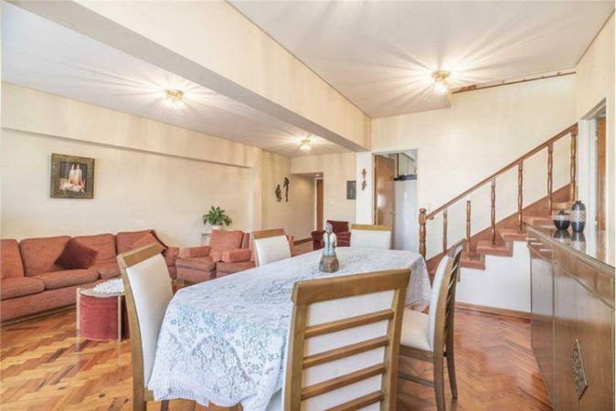 EXC.SEMIPISO DE 4 AMBIENTES, 3 DORMITORIOS + DEPENDENCIA CON COCHERA Y BAULERA! 