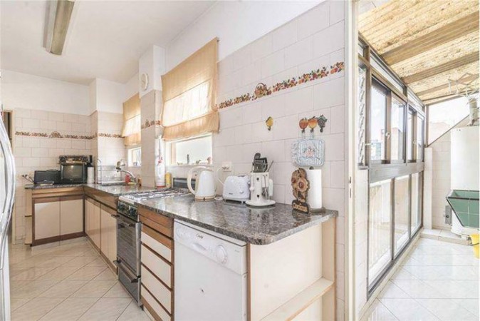 EXC.SEMIPISO DE 4 AMBIENTES, 3 DORMITORIOS + DEPENDENCIA CON COCHERA Y BAULERA! 