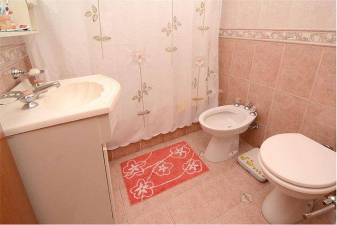 EXC.SEMIPISO DE 4 AMBIENTES, 3 DORMITORIOS + DEPENDENCIA CON COCHERA Y BAULERA! 