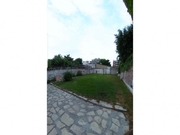 CASA 7 AMB CASTELAR CTRO 2 PTAS 240M2 LOTE 40 X 8,66, 7 AMB+GARAGE+JARDIN 20MTS*APTA EMPREND