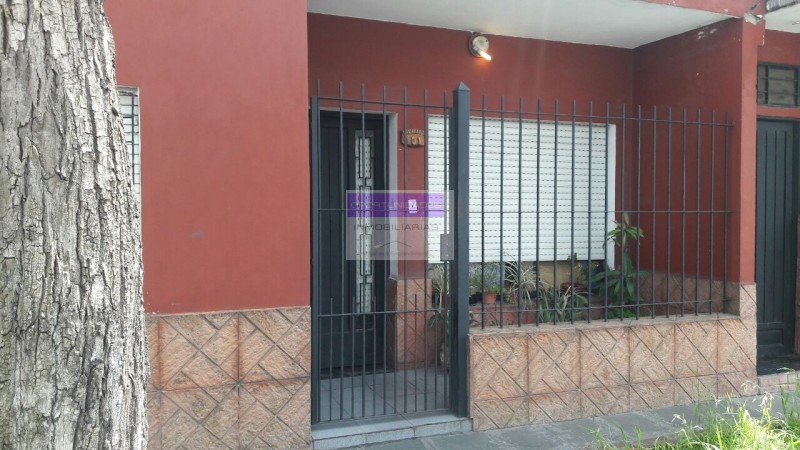 OPORTUNIDAD ÚNICA!!  DOS DPTOS AL PRECIO DE UNO, LOTE DE 185 M2, OPCIÓN VIVIENDA MULTIFAMILIAR, EN ISIDRO CASANOVA LA MATANZA!!