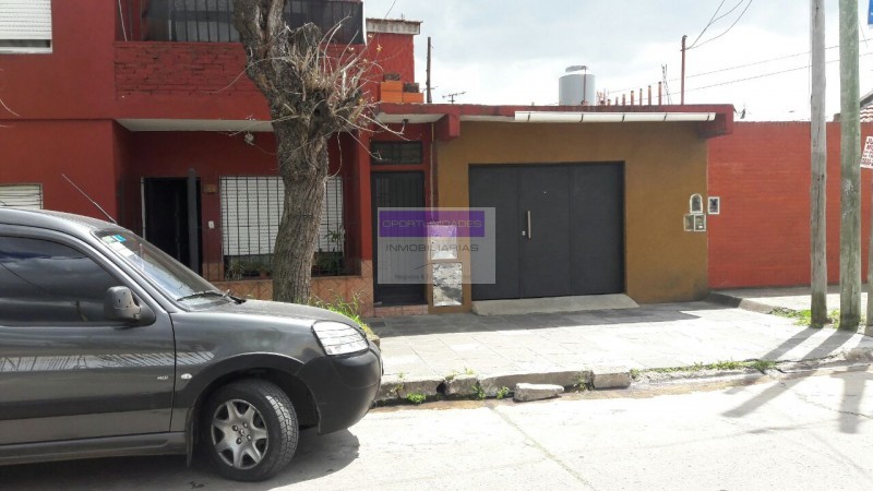 OPORTUNIDAD ÚNICA!!  DOS DPTOS AL PRECIO DE UNO, LOTE DE 185 M2, OPCIÓN VIVIENDA MULTIFAMILIAR, EN ISIDRO CASANOVA LA MATANZA!!