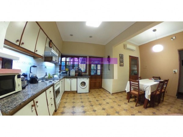 OPORTUNIDAD!! CASA EN CASTELAR NORTE 4 AMB/COCHERA DOBLE/ PATIO/PARRILLA, ACEPTA PERMUTAS