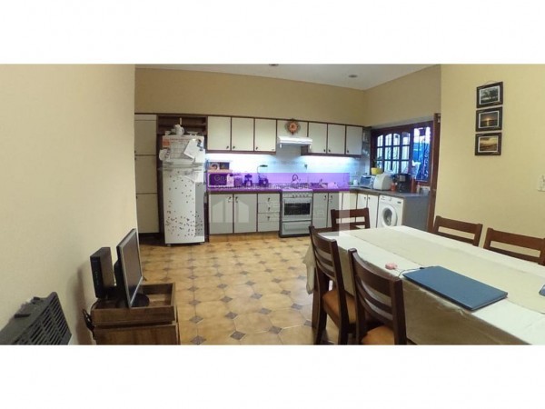 OPORTUNIDAD!! CASA EN CASTELAR NORTE 4 AMB/COCHERA DOBLE/ PATIO/PARRILLA, ACEPTA PERMUTAS