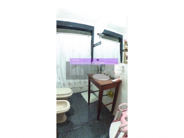 OPORTUNIDAD!! CASA EN CASTELAR NORTE 4 AMB/COCHERA DOBLE/ PATIO/PARRILLA, ACEPTA PERMUTAS
