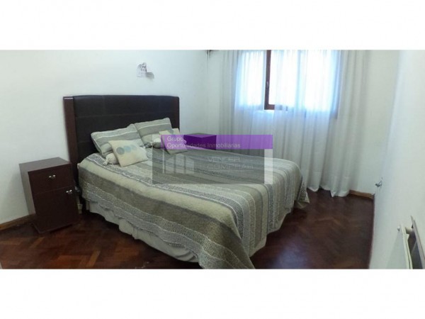 OPORTUNIDAD!! CASA EN CASTELAR NORTE 4 AMB/COCHERA DOBLE/ PATIO/PARRILLA, ACEPTA PERMUTAS