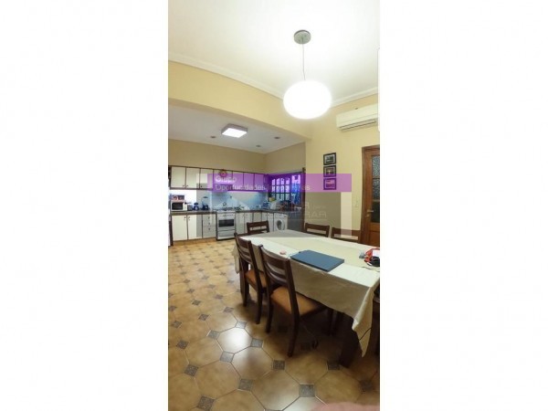 OPORTUNIDAD!! CASA EN CASTELAR NORTE 4 AMB/COCHERA DOBLE/ PATIO/PARRILLA, ACEPTA PERMUTAS