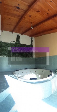 OPORTUNIDAD!!EXC. QUINTA LOTE 1450 M2, 220M2 CONSTR., CASA PPAL, QUINCHO, CASA HUESPEDES, PISCINA, GRAN PARQUE,  PARRILLA, POOL HOUSE, JACUZZI,VESTUARIOS