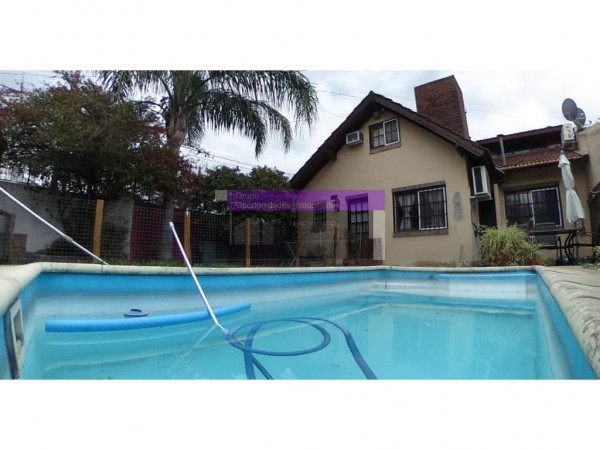 CHALET EN ITUZANGÓ NORTE ZONA CENTRO, LOTE 250M2, 5 AMB, PISCINA, COCHERA ACEPTA PERMUTA