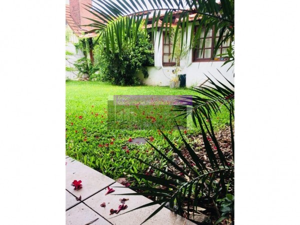 CASA 5 AMB ITUZAINGO NORTE CENTRO - DE ESTILO MODERNO A NUEVO C/PISCINA, COCHERA EXC. OPORTUNIDAD! HERMOSA! VISITA HOY!!