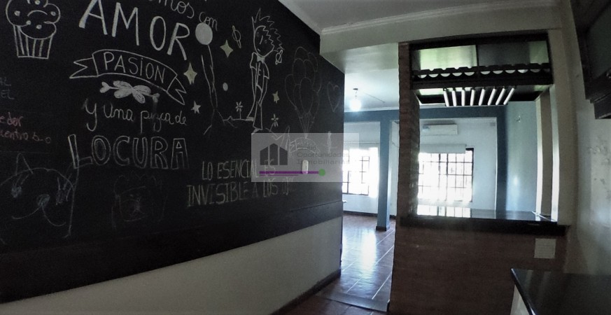 CASA EN  VILLA ARIZA ITUZAINGO NORTE, 130 M2 CONSTRUIDOS SOBRE LOTE DE 12.5 X 27.5 M2 DE CONCEPTO ABIERTO OPORTUNIDAD!