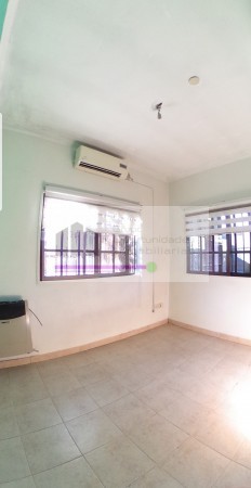 CASA EN  VILLA ARIZA ITUZAINGO NORTE, 130 M2 CONSTRUIDOS SOBRE LOTE DE 12.5 X 27.5 M2 DE CONCEPTO ABIERTO OPORTUNIDAD!