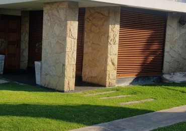 OPORTUNIDAD! ESPECTACULAR CASA 7 AMB, 270 M2 CON PISCINA, POOL HOUSE, JARDIN, QUINCHO ITUZANGO/CASTELAR