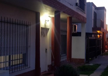 OPORTUNIDAD!!HERMOSO DÚPLEX DE 4 AMB 100M2, 2 PLANTAS,GARAGE, PATIO Y PARRILLA EN CONDOMINIO PRIVADO