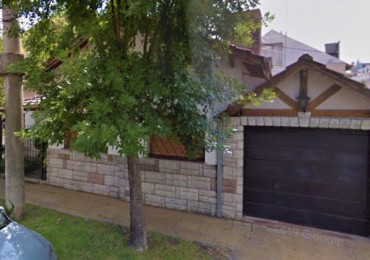 OPORTUNIDAD!! HERMOSA CASA EN CASTELAR CENTRO 4 AMB/COCHERA DOBLE/ PATIO/PARRILLA/CONCEPTO ABIERTO