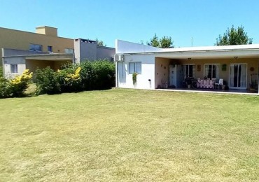 OPORTUNIDAD!! EXC. CASA EN PILAR DEL ESTE, LOTE DE 600 M2, 5 AMB, 3 DORMITORIOS, COCHERA, GALERIA